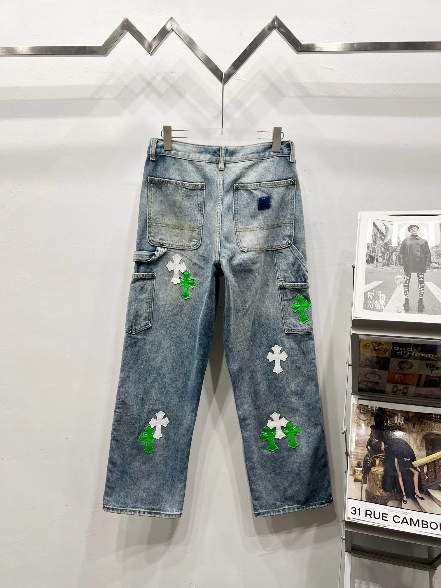 P260 Style No.: (c047) Chrome Hearts & Carhartt 25FW CH workwear logging white and green leather limited edition cow king jeans Chrome Hearts’ most popular color pants are made of beaded canvas fabric, and heavy washing makes the upper body of the fabric more textured and the pants are tall and straight! The three-dimensional cutting of the whole trousers is a masterpiece! The hardware is customized by zp. The beaded canvas fabric is thick and soft after being washed. It has good breathability. Customized small leather label. Unique design. The details are simple and elegant, and the workmanship is exquisite. The whole trousers are neatly routed and the details are in place! It’s so cool that both men and women can easily control the genderless trend!  Size: 28-30-32-34-36